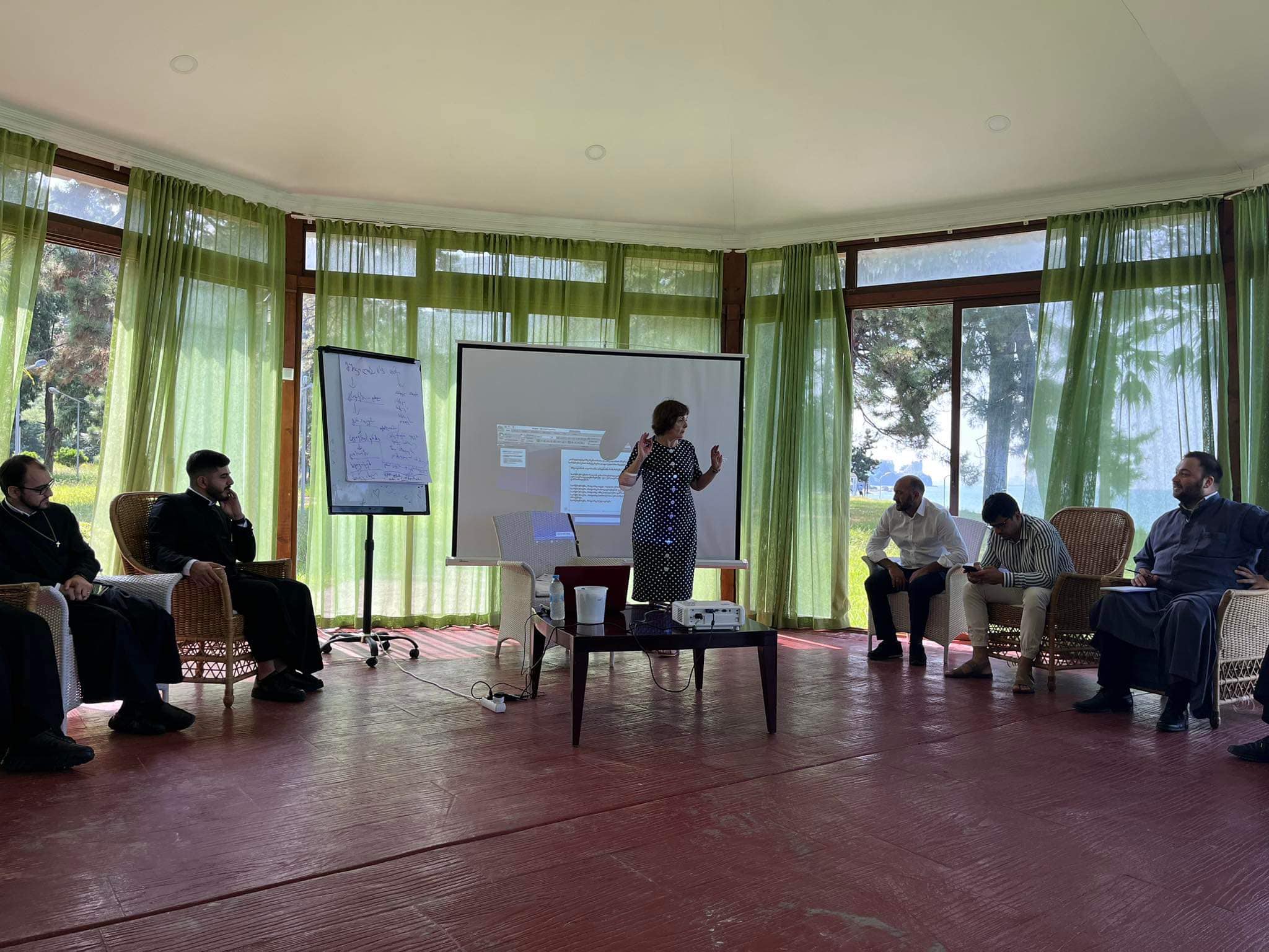 მუშაობა რელიგიურ ლიდერებთან